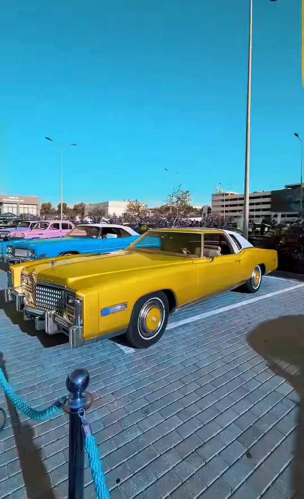 Жёлтый Cadillac Eldorado на выставке