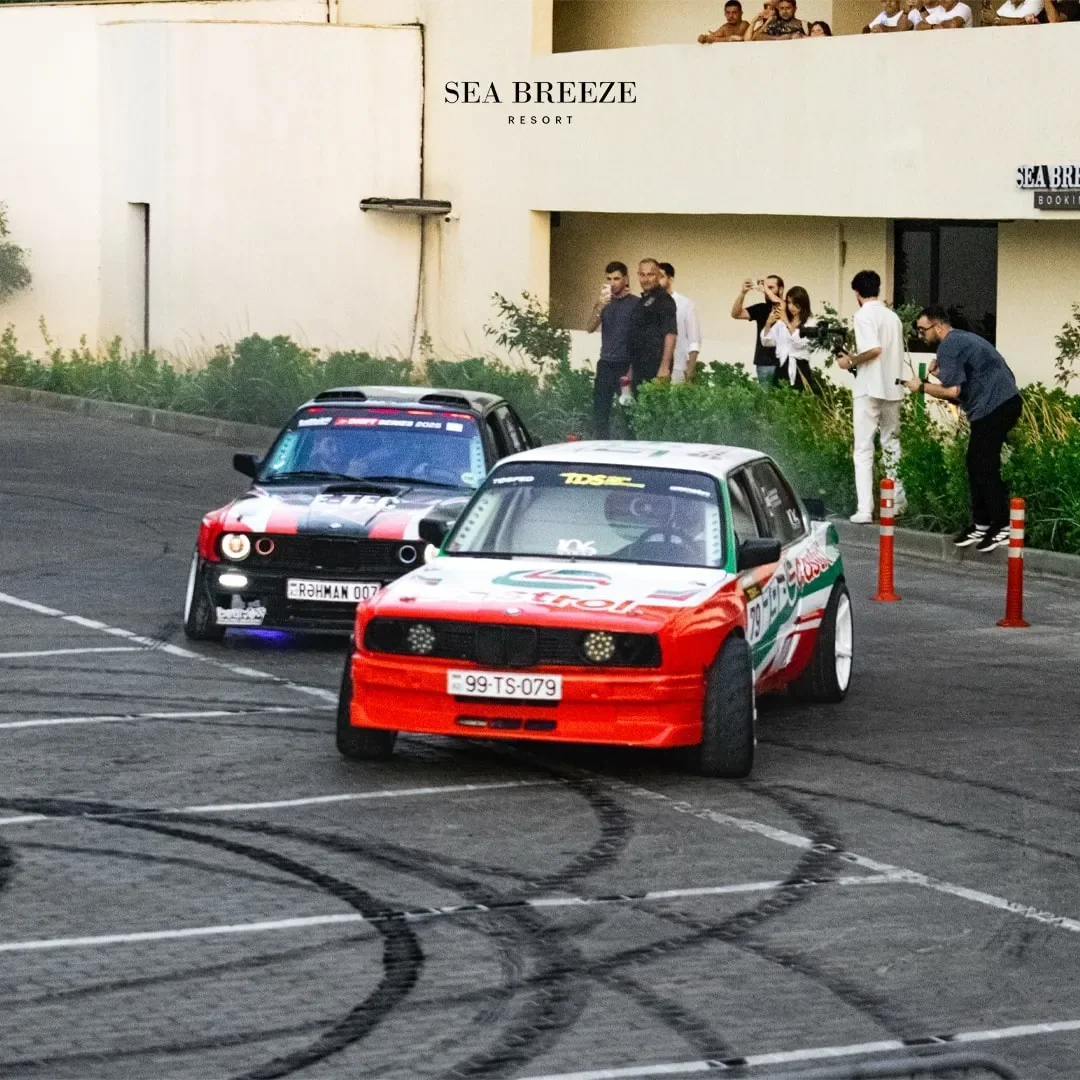Hyper Drive Fest 2025: парный дрифт на BMW E30, зрители на балконе и у ограждения