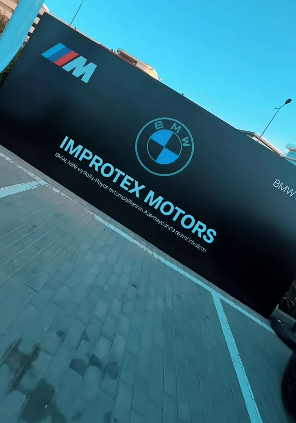 Стенд Improtex Motors с логотипом BMW M