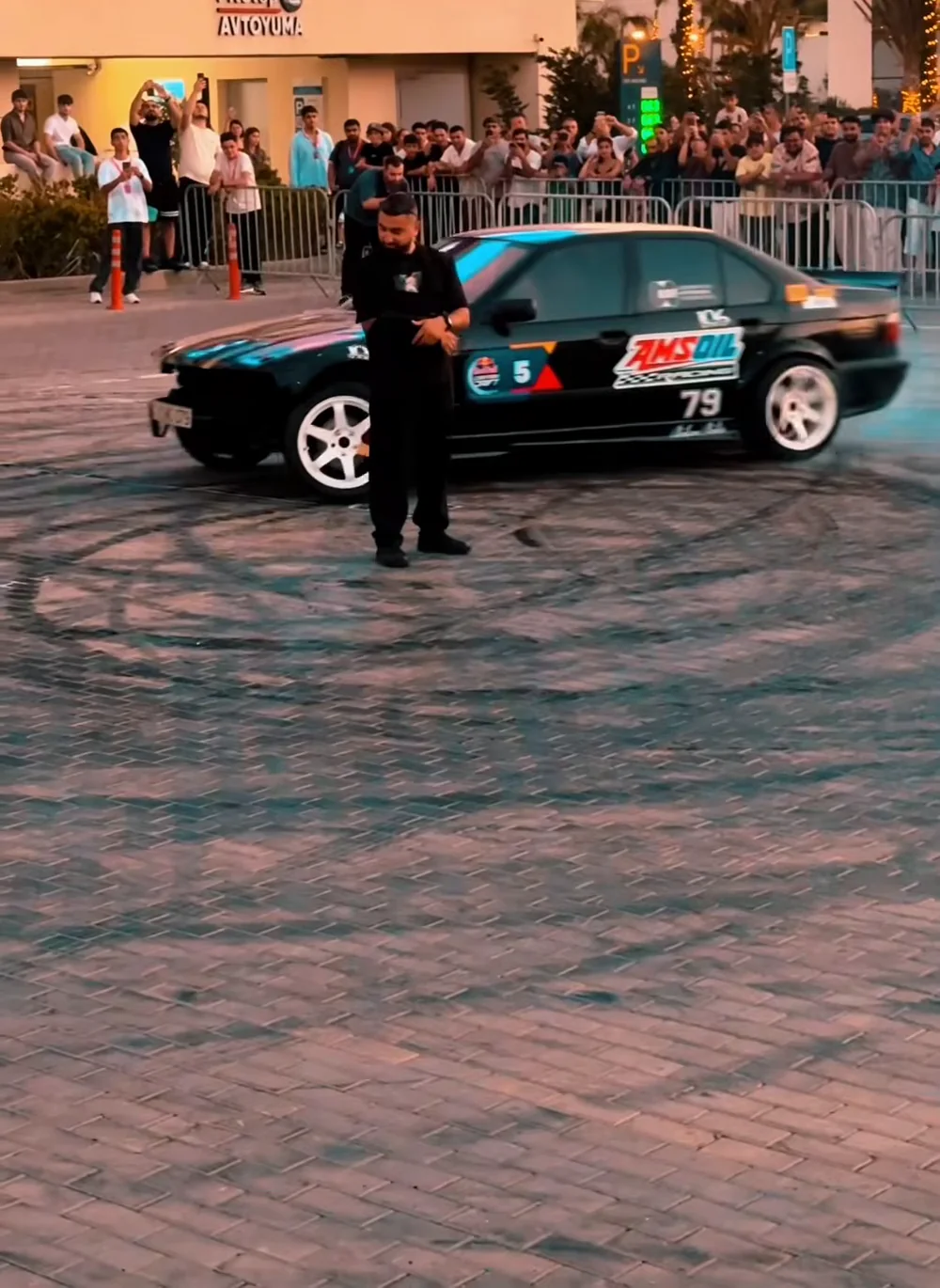 Маршал на площадке во время дрифта на закате