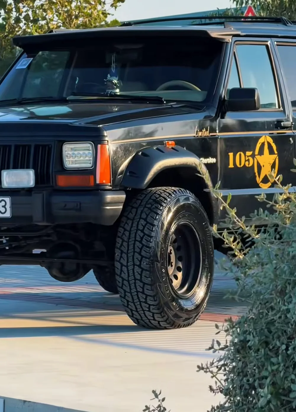 Jeep Cherokee с наклейками на экспозиции