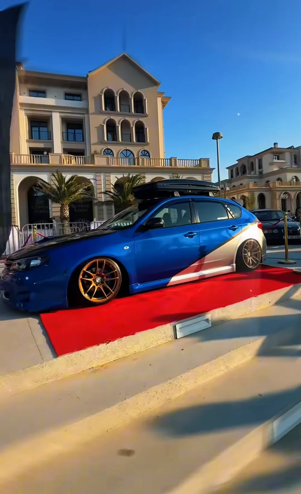 Subaru Impreza на красной дорожке у яхт-клуба